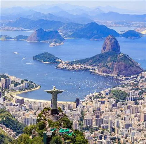 Памятник Искупителю и гора Корковадо в Рио-де-Жанейро, Бразилия.