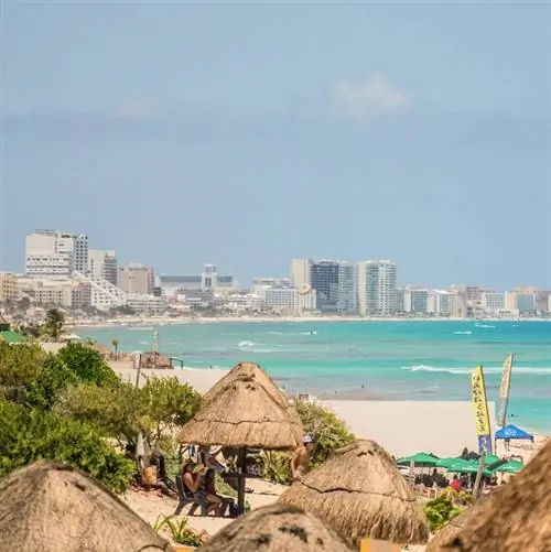 Канкун, Мексика - 8 августа 2021 года: Гостиничная зона Канкуна - вид с Плайя-Дельфин. Зона отелей в Канкуне - это дом для курортов «все включено», баров, клубов и пляжей с белым песком. В 2019 году Канкун посетило 6,15 миллиона иностранных посетителей.