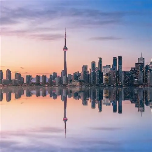 Горизонт Торонто на закате с отражением - Торонто, Онтарио, Канада. этой зимой полететь из Торонто в Канкун