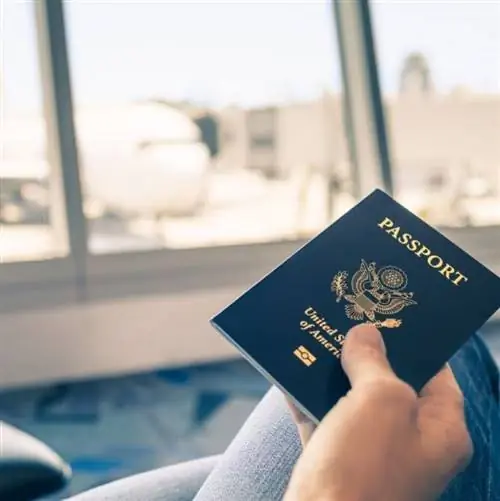 паспорт самолета в аэропорту