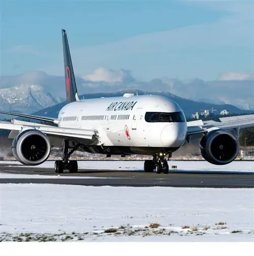 Самолет Air Canada на взлетно-посадочной полосе зимой