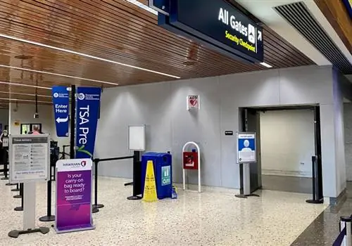 Зона досмотра предварительной проверки TSA в международном аэропорту Дэниела К. Иноуе в Гонолулу, Гавайи.