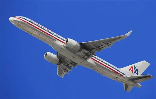 American Airlines отменяет сотни рейсов, оставляя пассажиров в затруднительном положении
