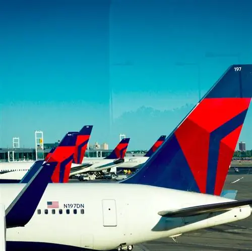 Рулежная дорожка Delta Airlines и стоянка в международном аэропорту имени Джона Кеннеди в Нью-Йорке, вид из метро, приближающегося к аэропорту. Рулежная дорожка Delta Airlines и стоянка в международном аэропорту имени Джона Кеннеди в Нью-Йорке, вид из метро, приближающегося к аэропорту.
