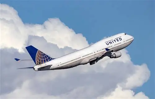 United Airlines прекращает полеты еще в 8 городов США