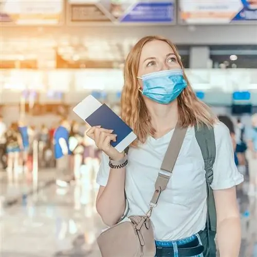 паспорт маски путешественника в аэропорту