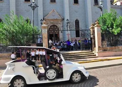 Пульмония перед церковью в историческом центре Масатлана