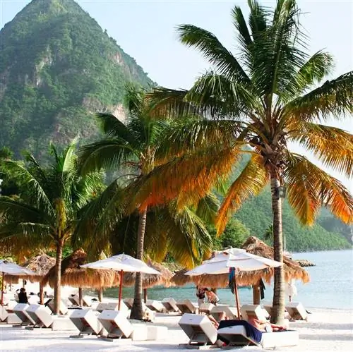 Лодка пришвартована в устье гавани Питонс в Сент-Люсии.