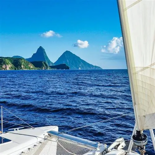 Плавание к Питонам в Карибском море в Суфриере, Сент-Люсия. Питоны - два вулканических шпиля на карибском острове Сент-Люсия, внесенные в список Всемирного наследия ЮНЕСКО.