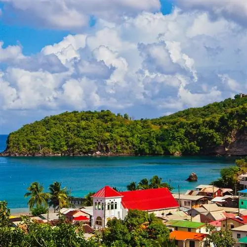 Канарские острова - это причудливая рыбацкая деревня, расположенная на красивой и живописной извилистой дороге Западного побережья, построенная после 1960-х годов, до строительства которой в деревню можно было добраться только по морю. Его красочные дома выходят на тихий залив.