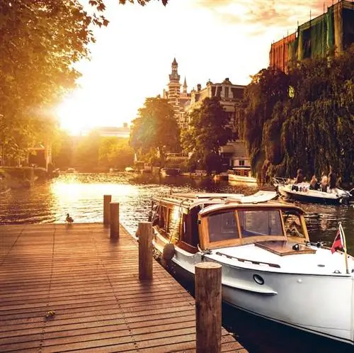 лодка у канала в Амстердаме