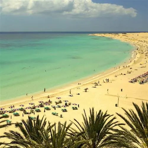 Фуэртевентура, пляж с белым песком и море