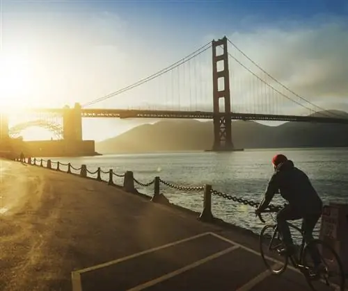 Байкер у моста Золотые Ворота