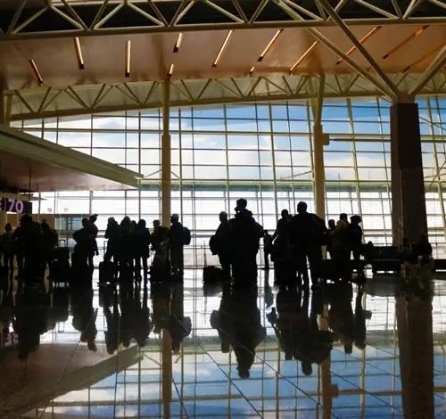 путешественники в аэропорту