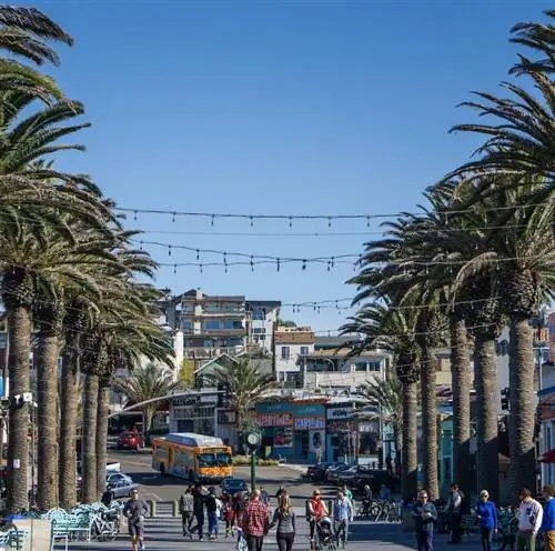 Вид на центр города Эрмоса-Бич с пирса Эрмоса-Бич.