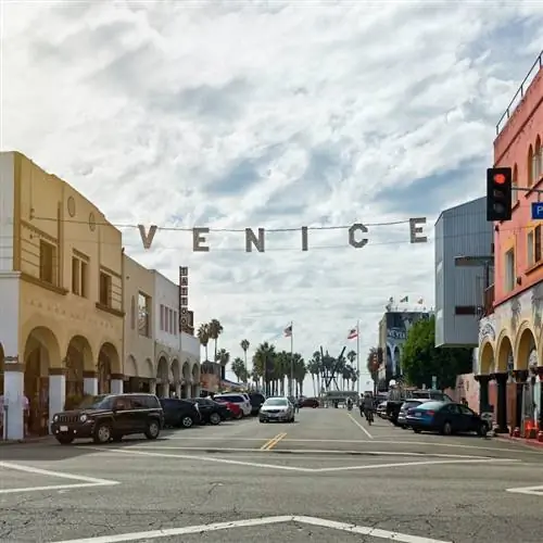 Венеция, США - 14 октября 2015 года: Прогулка по берегу океана на Венис-Бич - одна из самых популярных достопримечательностей для туристов в Южной Калифорнии.