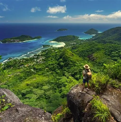 Сейшельский турист и виды с горы над океаном