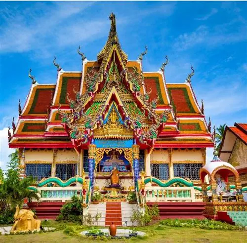 красочный буддийский храм на острове самуи, таиланд.