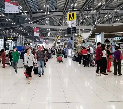 Путешественники прибывают в аэропорт Бангкока