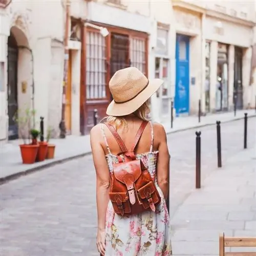 Женщина-туристка на улице в Испании