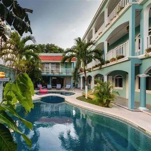 Бассейн и внешний вид хостела Selina Playa del Carmen