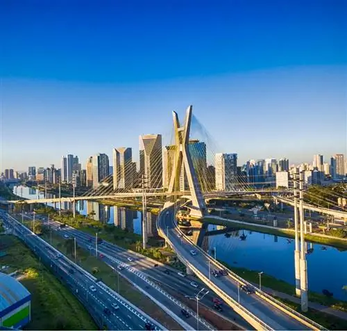 Вид с воздуха на знаменитый вантовый мост, расположенный в городе Сан-Паулу, Бразилия