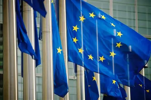 ЕС потребует повторную прививку через 9 месяцев, чтобы иметь право на проездной билет