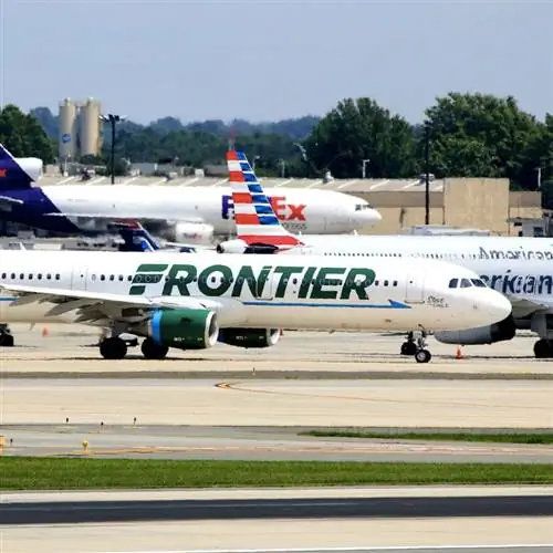 Самолет Frontier Airlines на взлетной полосе Самолет Frontier Airlines на взлетной полосе