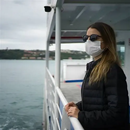 человек в маске на круизном лайнере снаружи смотрит на воду человек в маске на круизном лайнере снаружи смотрит на воду
