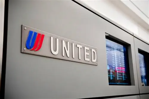 United облегчит отмену рейсов, предложив пилотам тройную оплату