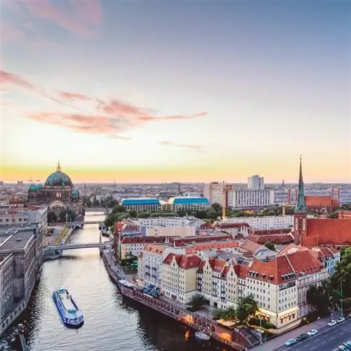 Горизонт Берлина (Германия) с телебашней в сумерках