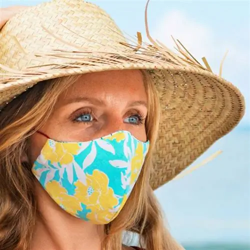 Женщина в маске на пляже