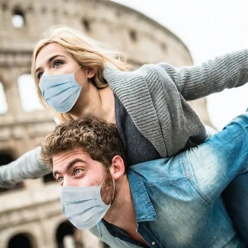 Пара вместе в Риме во время covid19