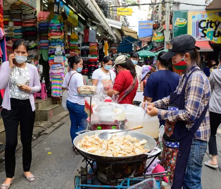 Рынок Таиланда маскирует ковидную еду