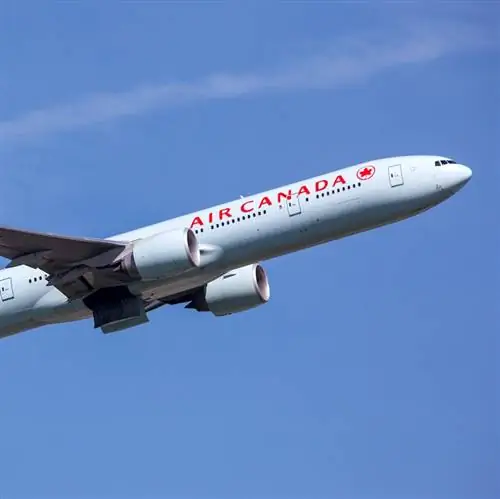 Боинг 777-300ER авиакомпании Air Canada взлетает
