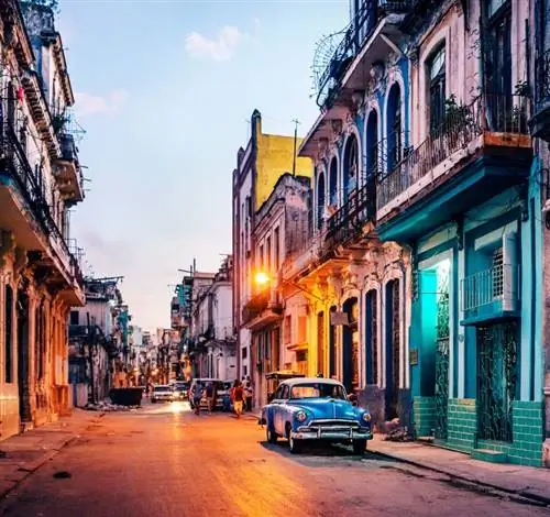 Кубинская улица с классическим автомобилем