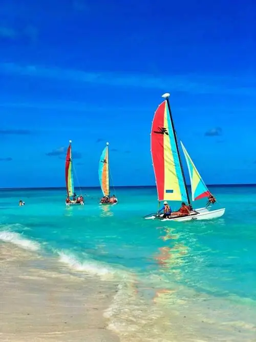 Кубинский пляж с парусниками