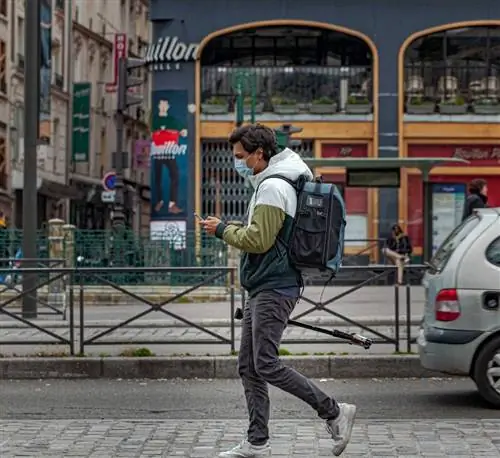 турист в маске