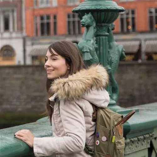 Улыбающийся турист в Дублине, Ирландия