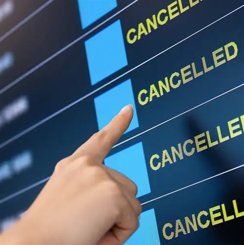 Табло рейсов в аэропорту со списком отмененных рейсов