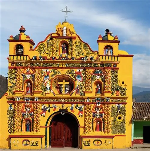 перед красочной желтой церковью в Гватемале