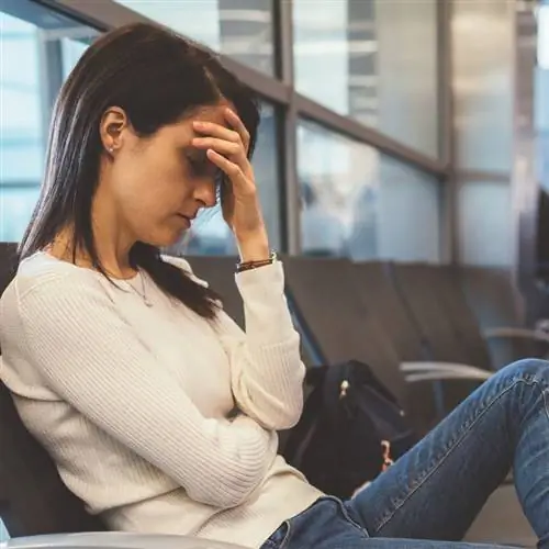 Женщина расстроена отменой рейса