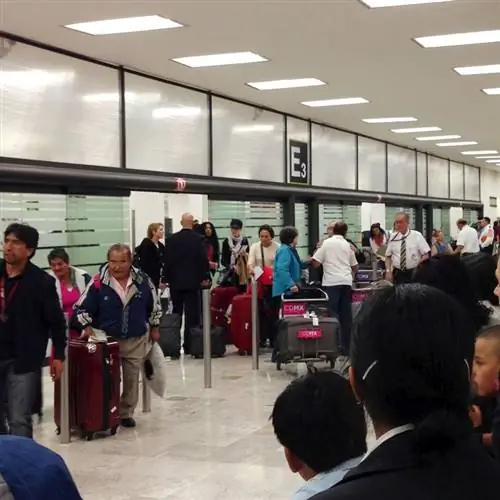 Путешественники, регистрирующиеся на рейс в аэропорту Мехико