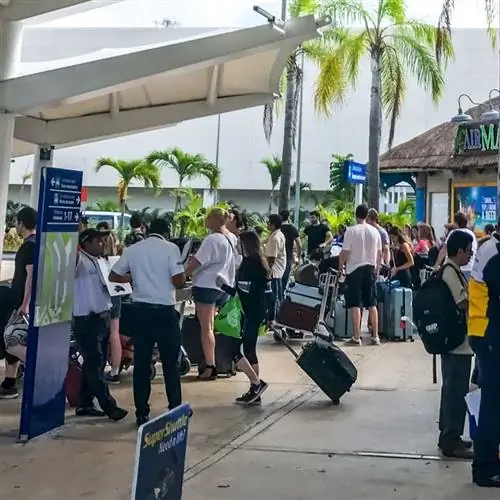 Пассажиры покидают аэропорт Канкуна