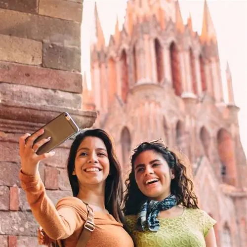 Друзья, путешествующие по Мексике