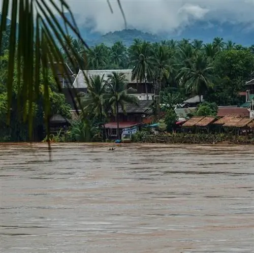 Река Нам Хан, высокая мутная вода. Луанг Прабанг, Лаос