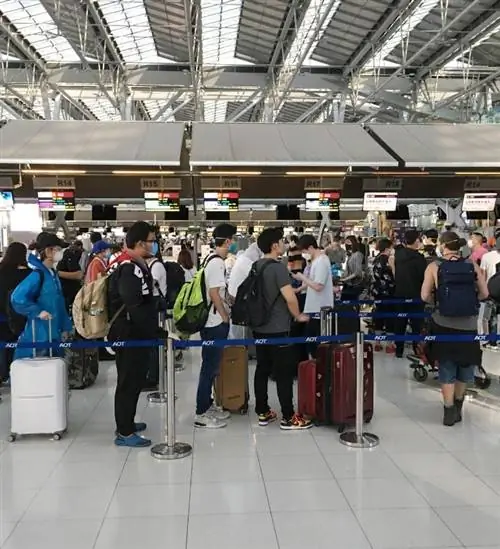 Пассажиры в масках в аэропорту Бангкока