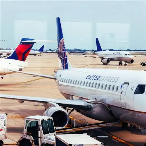 Самолет United Airlines загружается на взлетную полосу в аэропорту