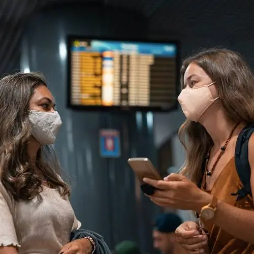 два путешественника говорят в аэропорту об отмене рейсов