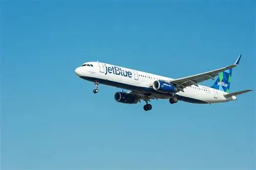 JetBlue отменяет 17 рейсов весной из-за проблем в отрасли